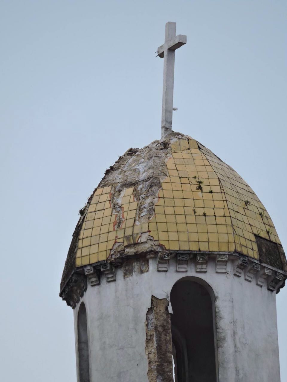 Rayo impacta sobre iglesia de Cuetzalan y deja 8 personas heridas