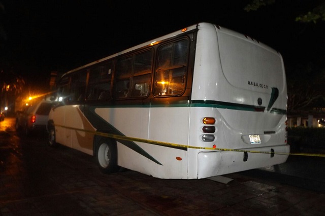 En asalto a microbús en Huauchinango, delincuentes matan de un disparo a septuagenario
