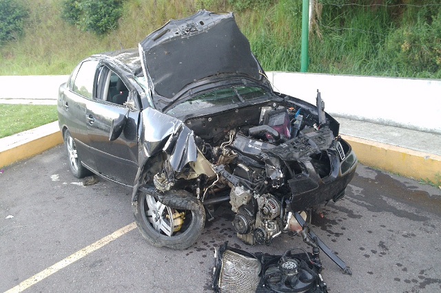 Chofer abandona su auto tras volcadura en Zaragoza
