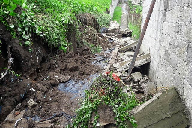 Lluvia tira barda e inunda 3 casas en colonia de Teziutlán