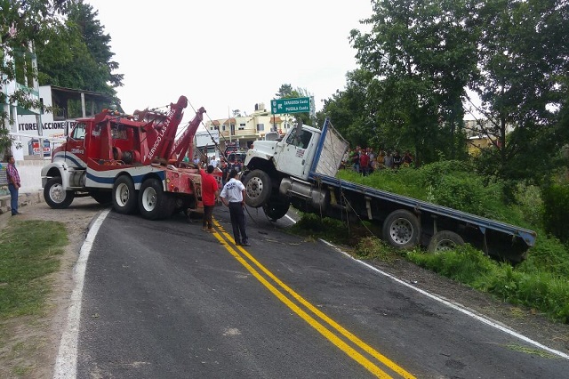 Cae camión a barranca en la carretera nacional a Perote