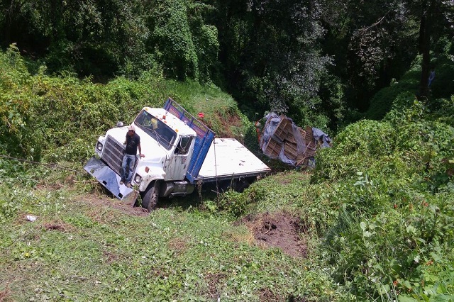 Cae camión a barranca en la carretera nacional a Perote
