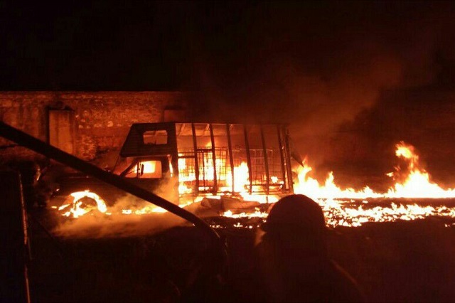 Chupaductos incendian camioneta en límites de Puebla y Tlaxcala