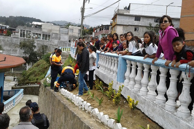 Mujer muere infartada cuando podaba una jardinera en Teziutlán