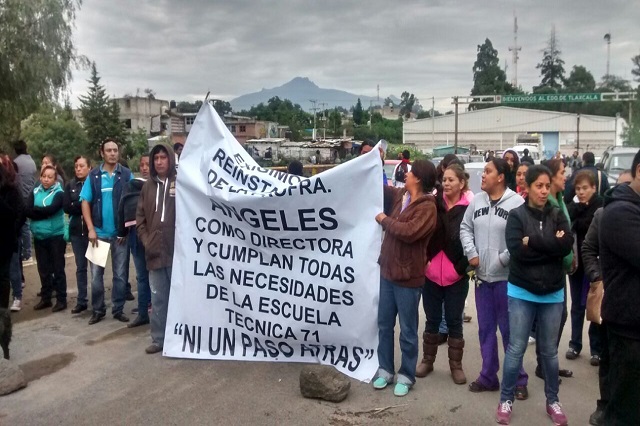 Protestan por maestros y cambio de directora en secundaria de Almecatla