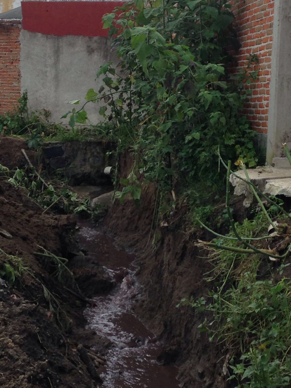 Obra de drenaje ocasiona daños a casa en Cuautlancingo