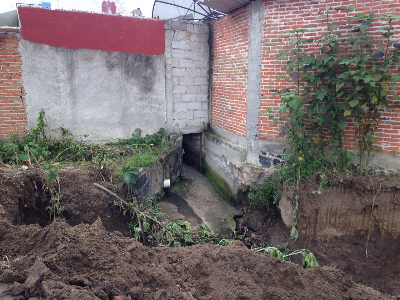 Obra de drenaje ocasiona daños a casa en Cuautlancingo
