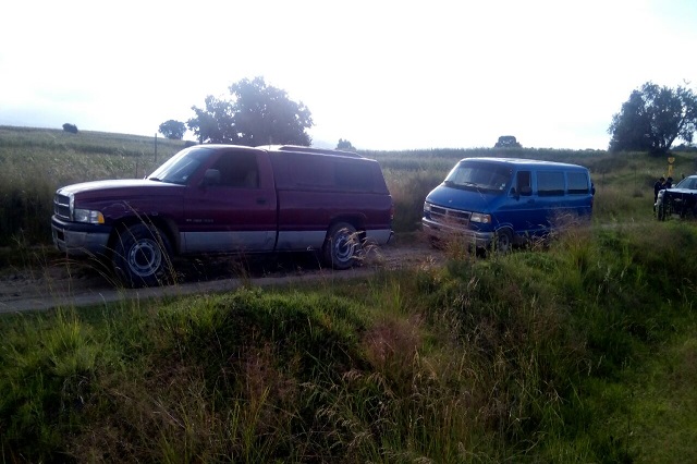Aseguran 2 camionetas con combustible robado en Tlalancaleca