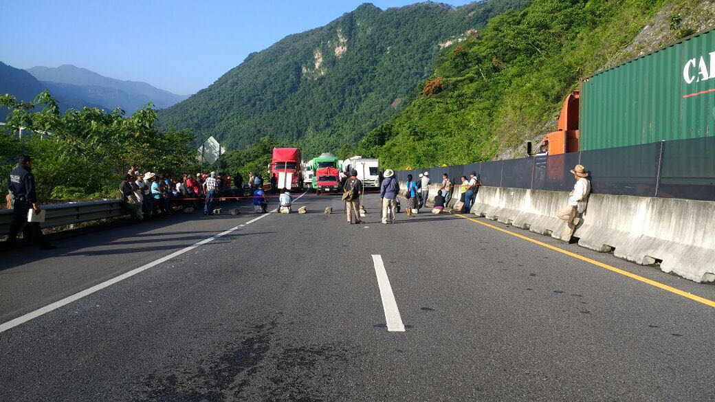 Bloquean la México-Tuxpan y exigen pago de daños por supercarretera