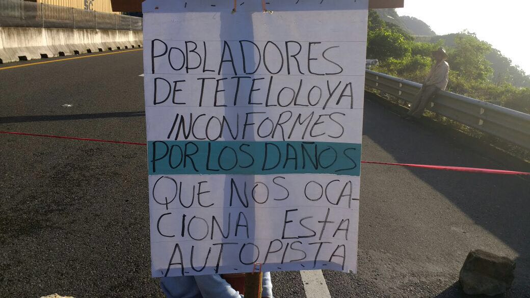 Bloquean la México-Tuxpan y exigen pago de daños por supercarretera