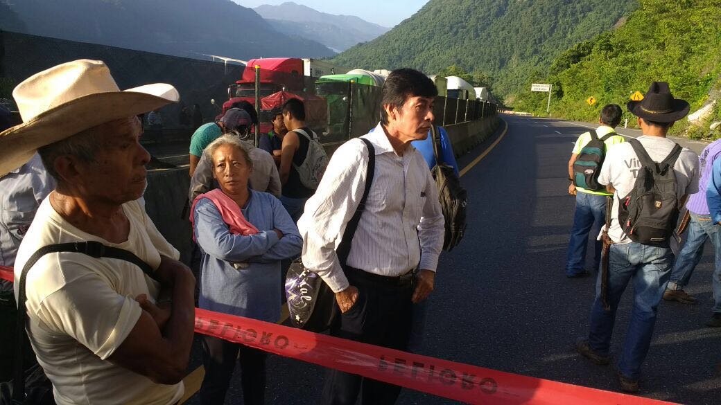 Bloquean la México-Tuxpan y exigen pago de daños por supercarretera