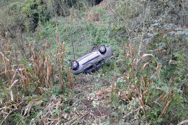 Mujer embarazada y su hija caen a barranco de Teziutlán