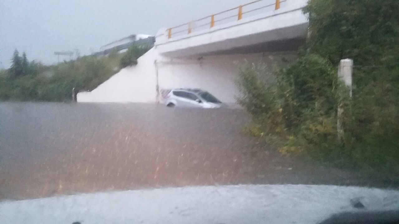 Afectaciones en casas y vehículos deja lluvia intensa en Texmelucan