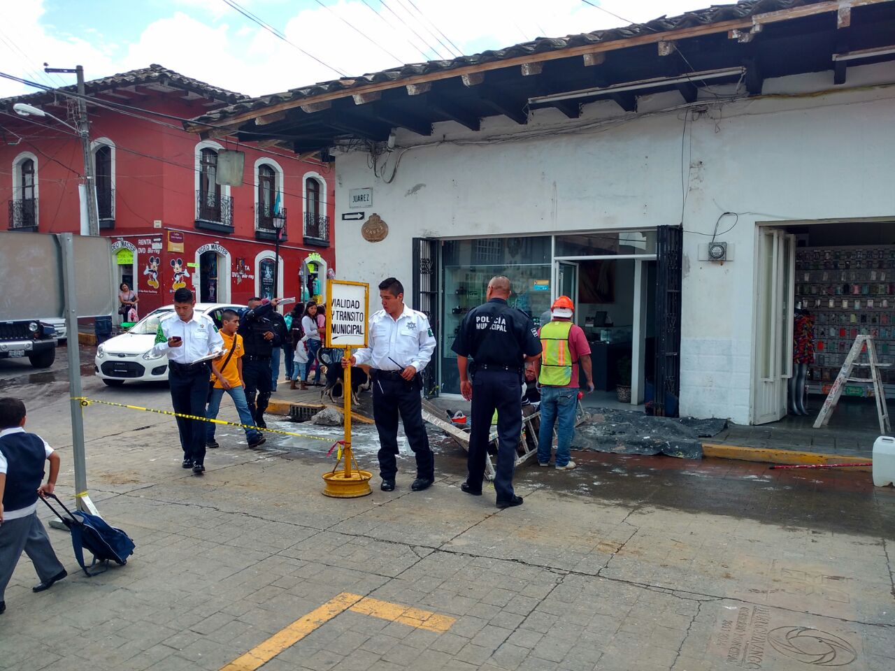 Obrero sufre accidente en obras de rehabilitación en Huauchinango