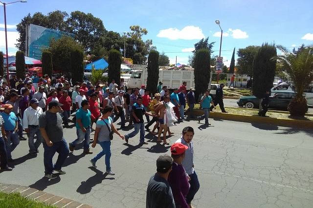 Golpean, desvisten y rapan a presuntos ladrones en el tianguis de Texmelucan