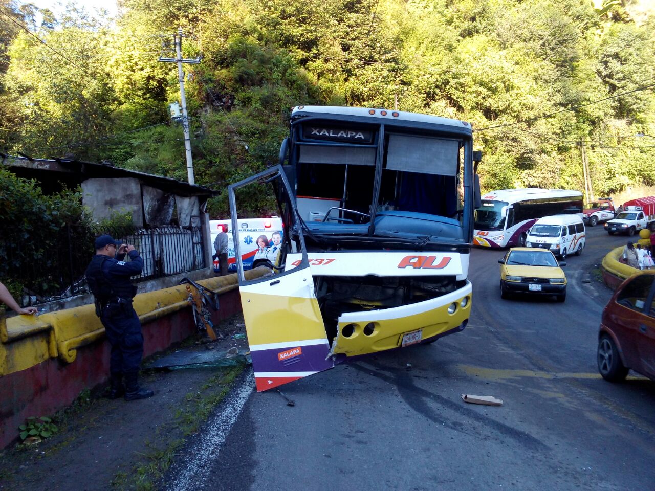 Choque de autobús AU deja 3 heridos en la Teziutlán-Perote