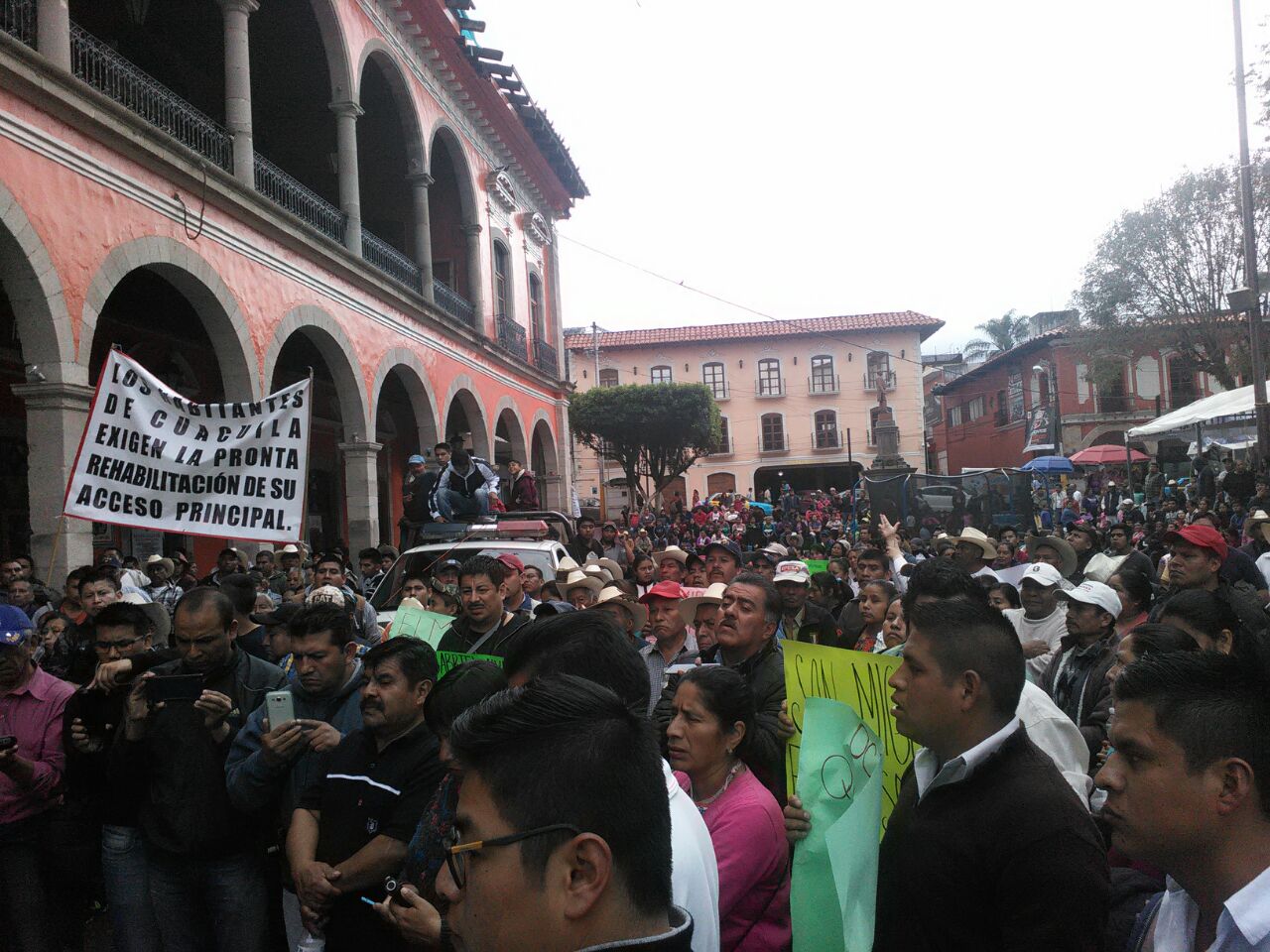Comunidades marchan contra edil de Huauchinango por falta de obras tras Earl