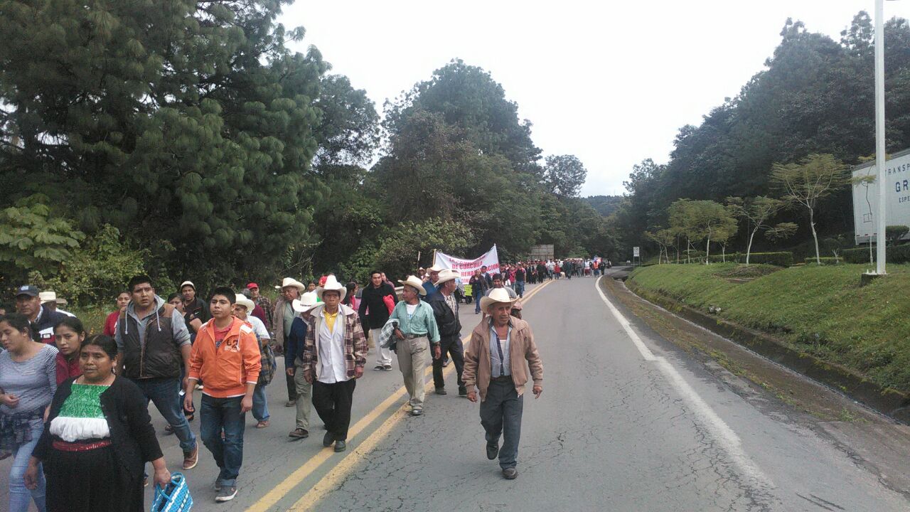 Comunidades marchan contra edil de Huauchinango por falta de obras tras Earl