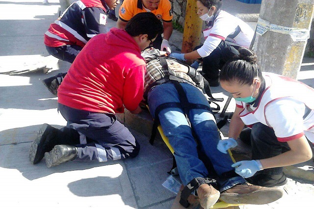 Camioneta del transporte público atropella a motociclista en Teziutlán