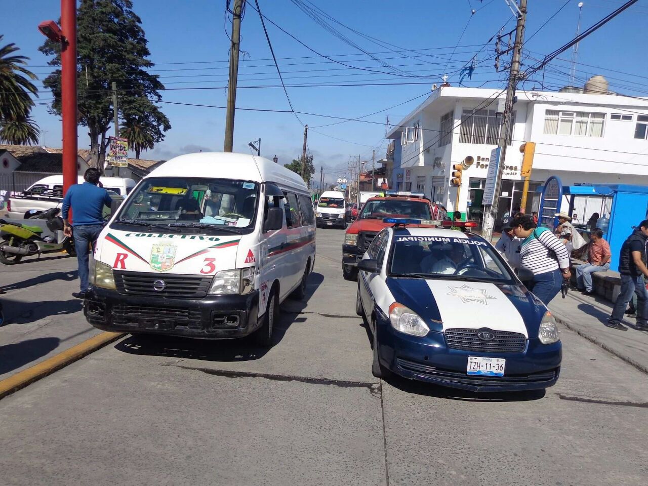 Camioneta del transporte público atropella a motociclista en Teziutlán