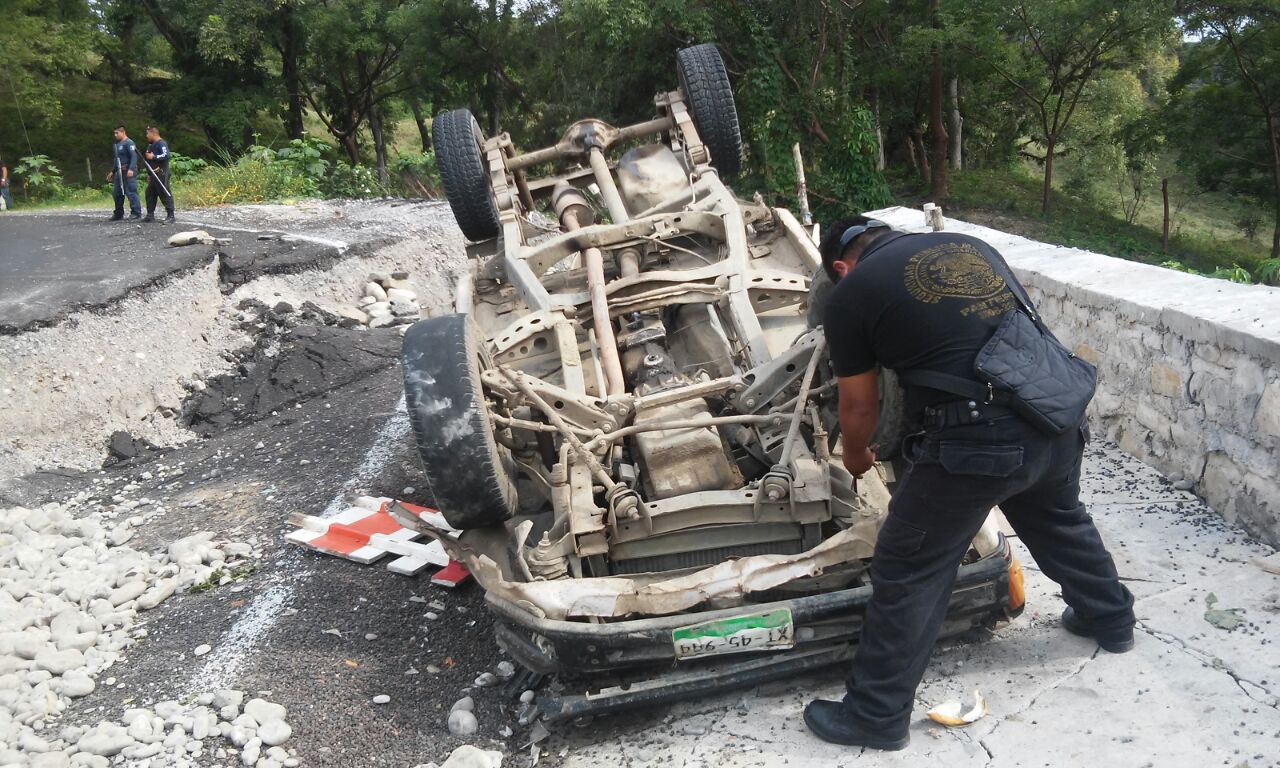 Seis heridos al volcarse por carretera en mal estado, en Pantepec
