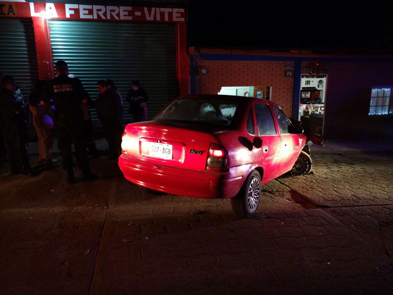 Por conducir ebrio, policía choca su auto contra camioneta y casa