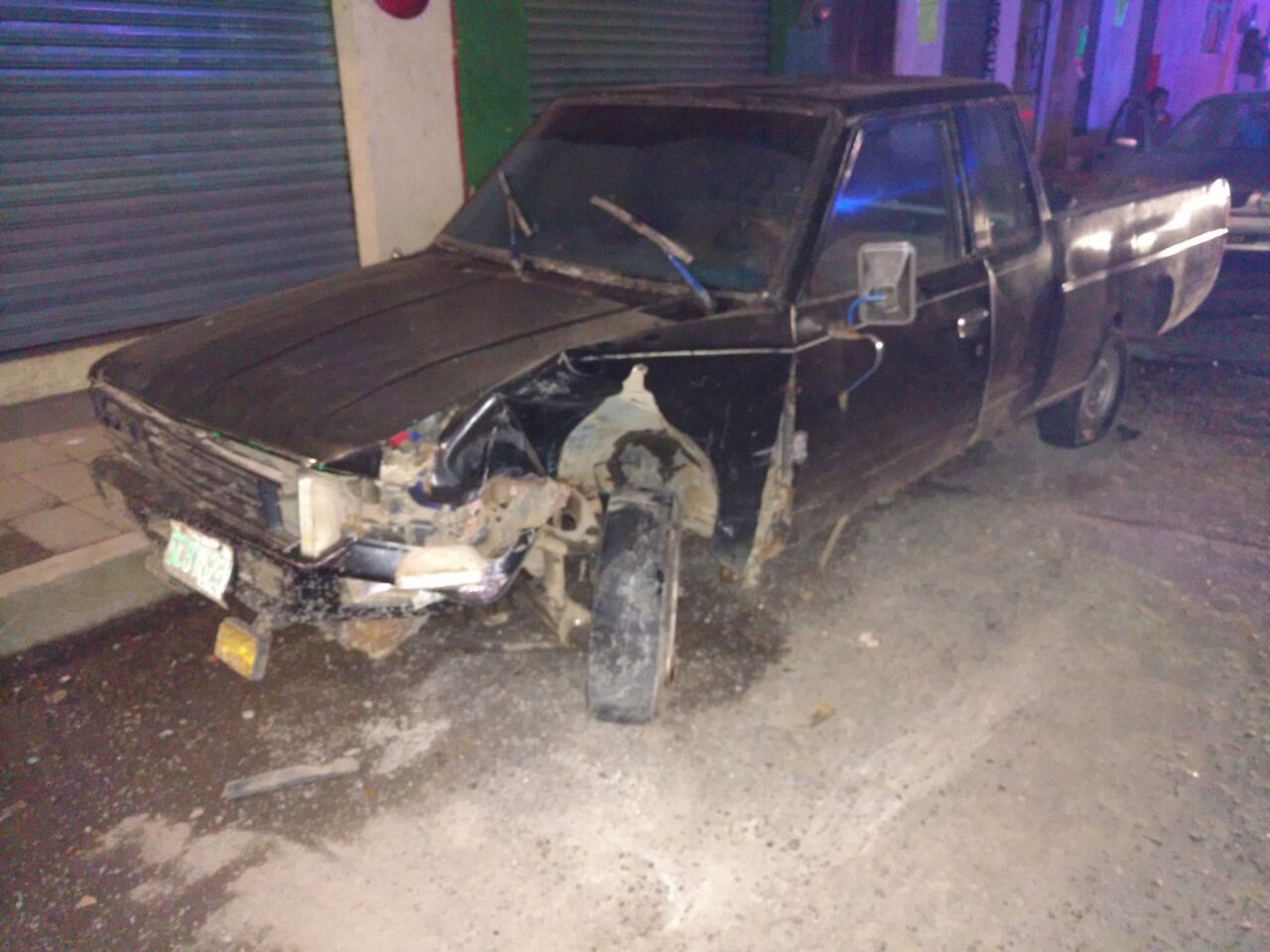 Por conducir ebrio, policía choca su auto contra camioneta y casa