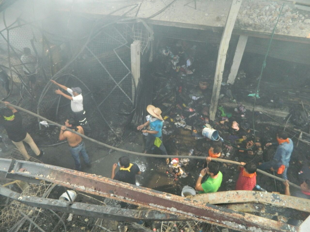 Acarrearon agua con cadena humana para sofocar incendio en Xicotepec