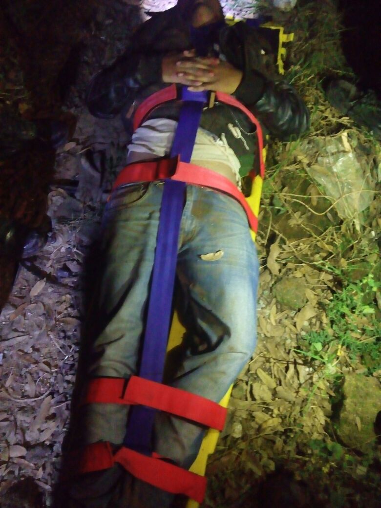 Rescatan a jóvenes que cayeron dentro de un barranco en Tlahuapan