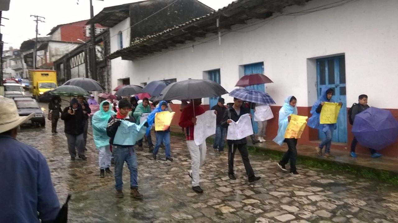En marcha acusan incremento al pasaje en Cuetzalan por gasolinazo