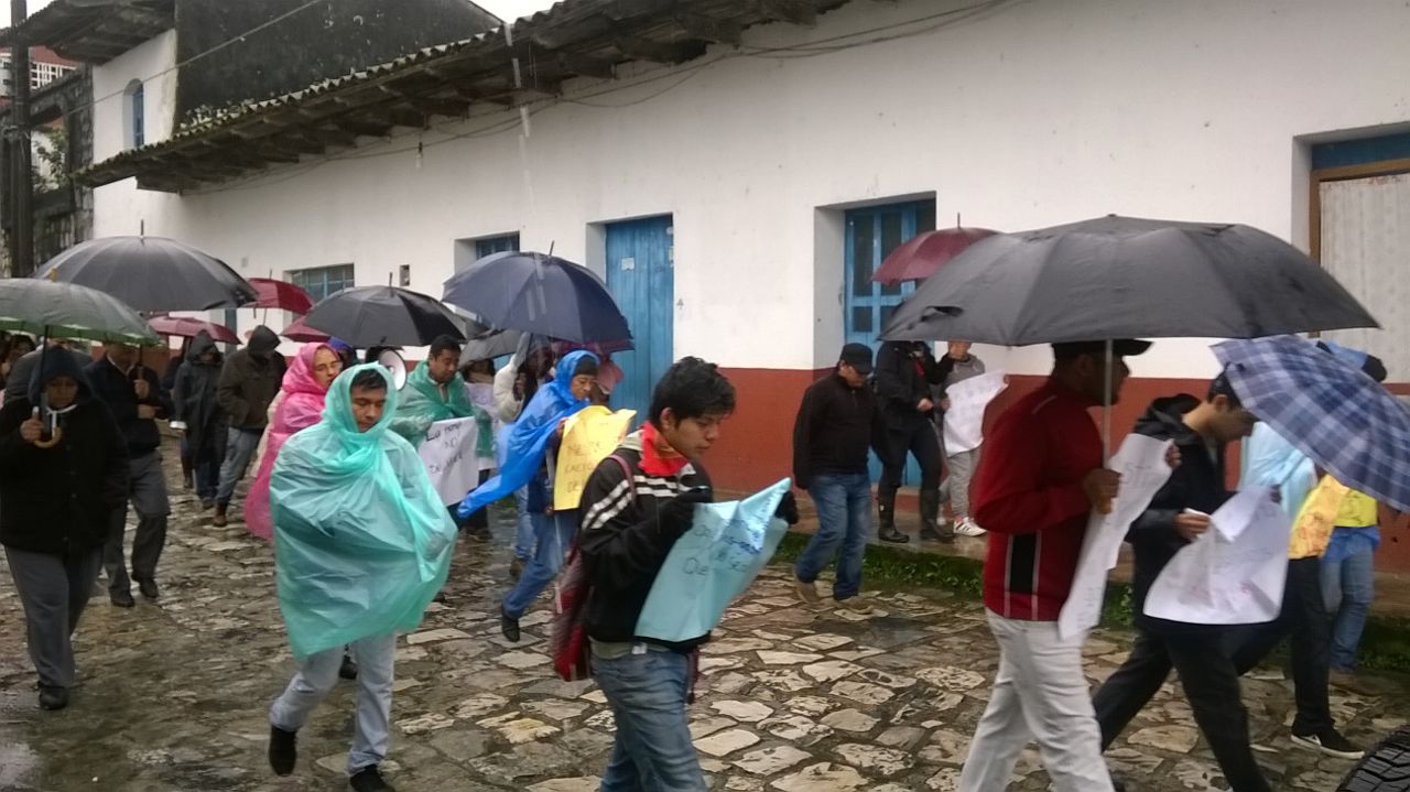 En marcha acusan incremento al pasaje en Cuetzalan por gasolinazo