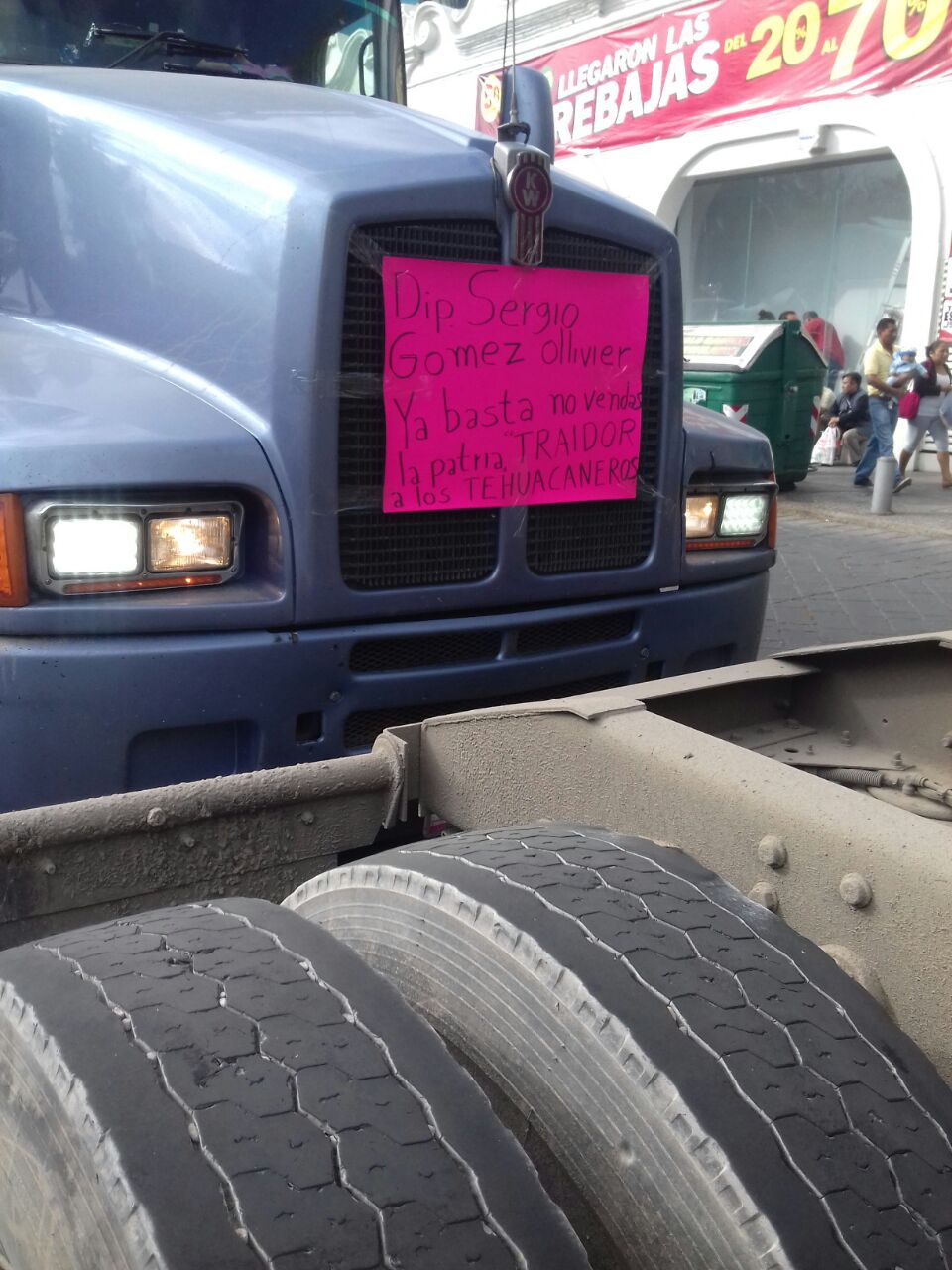 Transportistas protestan en centro de Tehuacán por alza a combustibles
