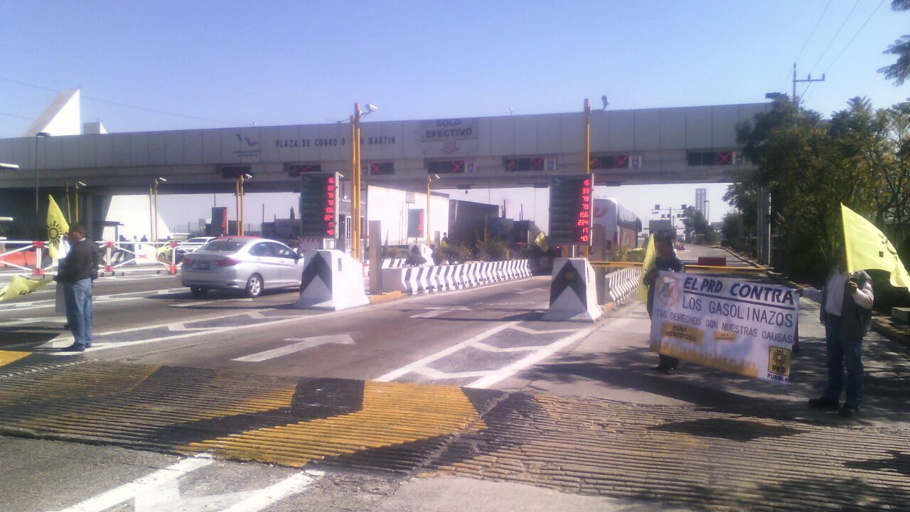 PRD toma caseta de Texmelucan para protestar por gasolinazo