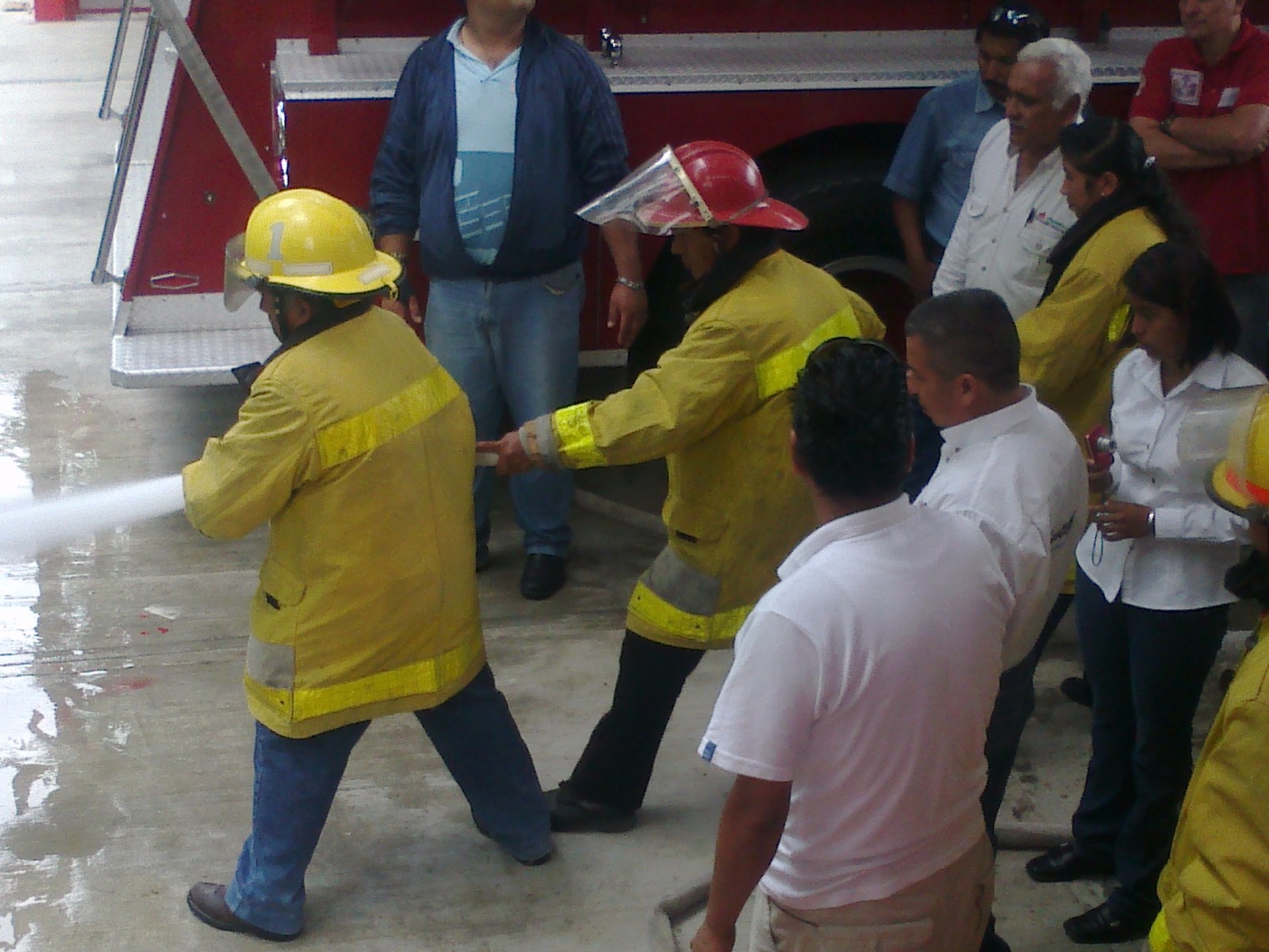 Acusan a edil de contratar amigos y compadres para bomberos de Xicotepec