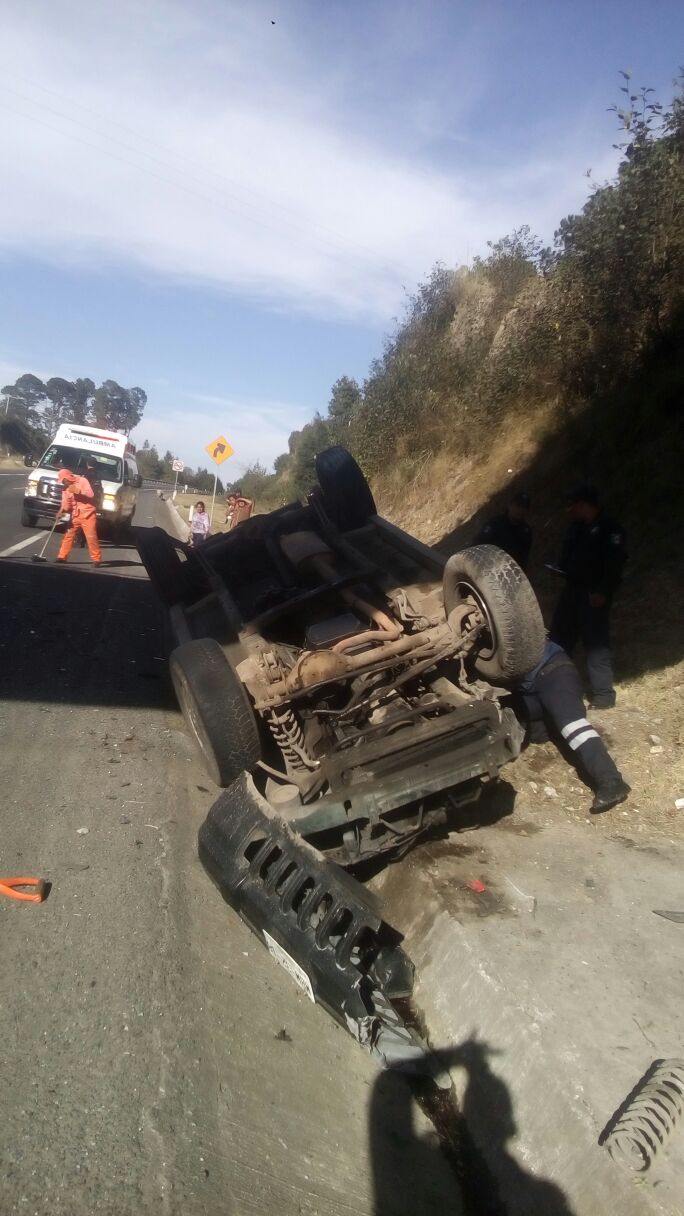 Por exceso de velocidad vuelcan 2 camionetas en la Virreyes-Teziutlán