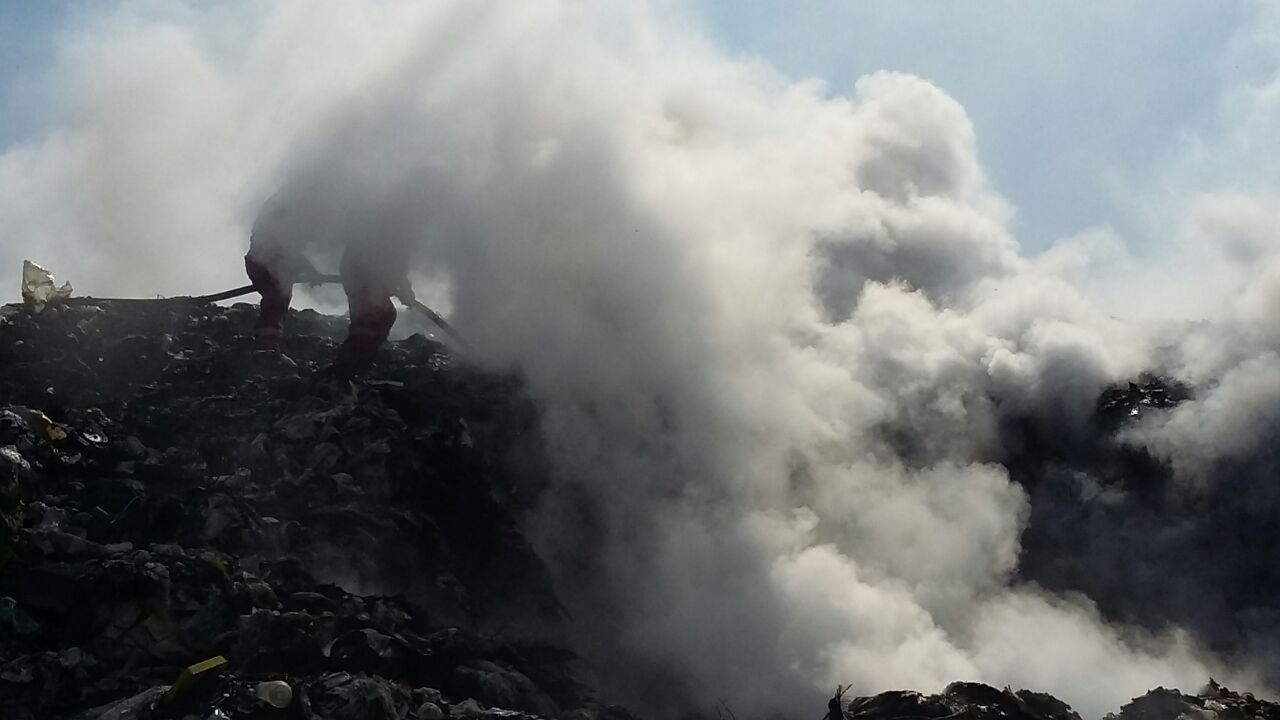 Incendio causa emergencia en basurero de Venustiano Carranza