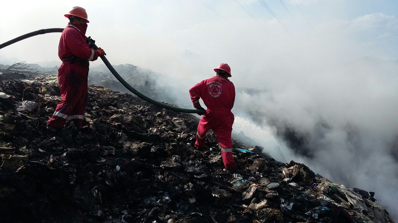 Incendio causa emergencia en basurero de Venustiano Carranza