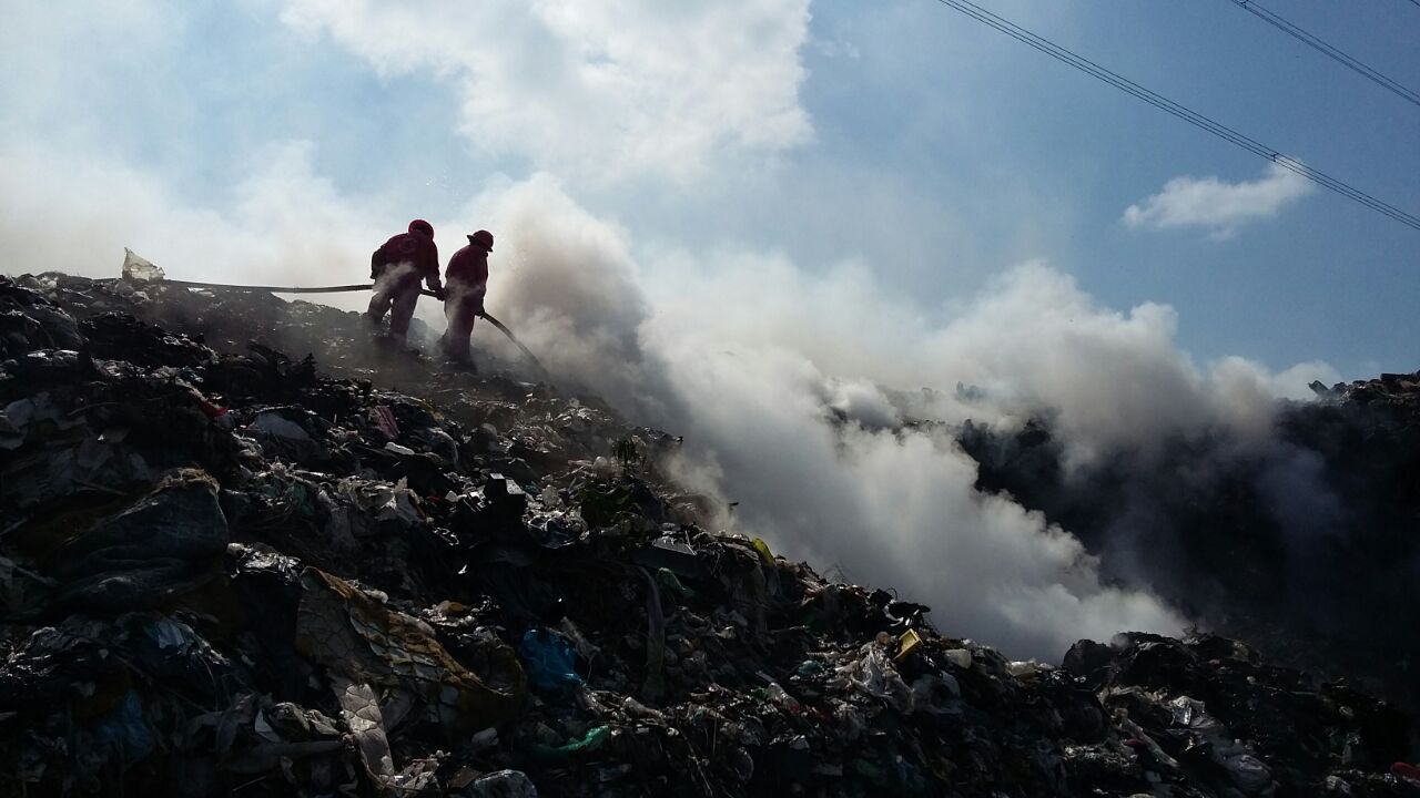 Incendio causa emergencia en basurero de Venustiano Carranza