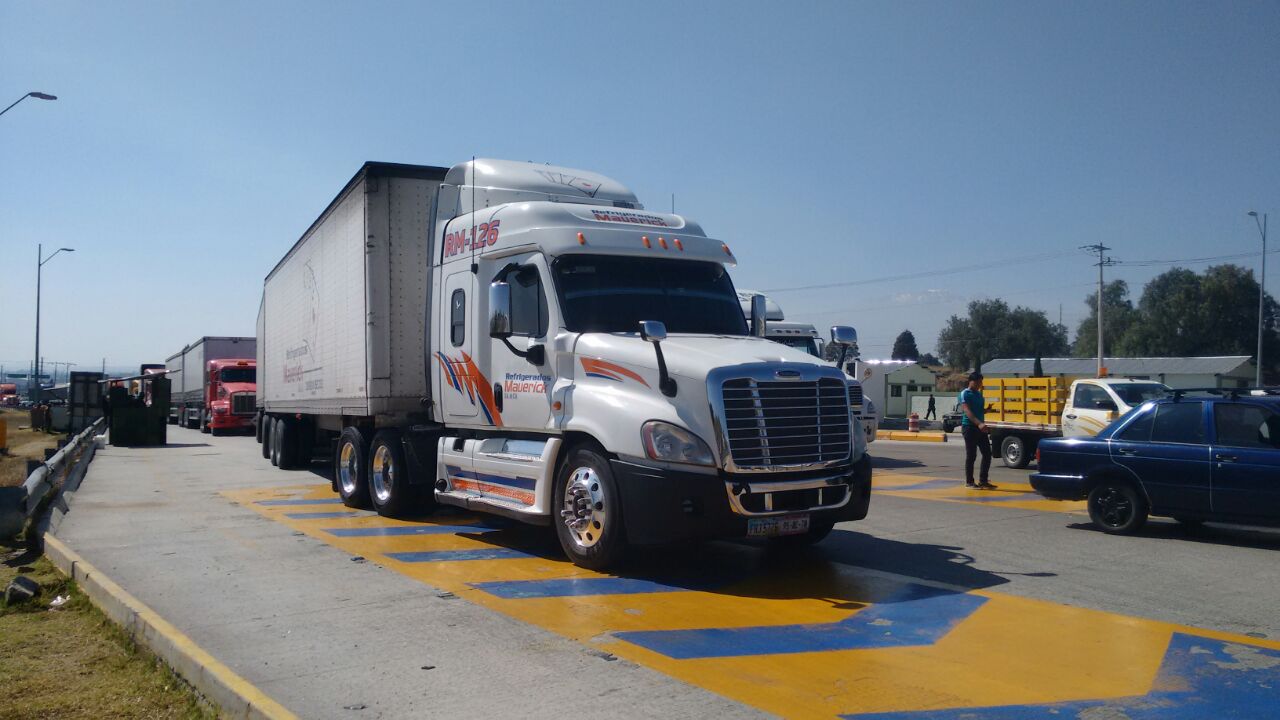 Bloquean el Arco Norte y se manifiestan en la Puebla-Perote