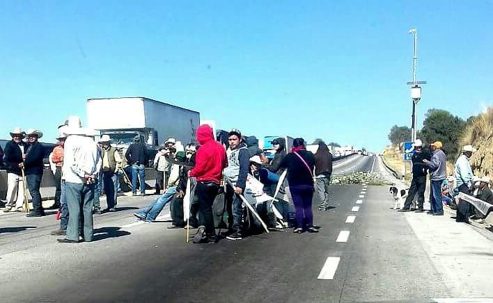 Bloquean el Arco Norte y se manifiestan en la Puebla-Perote