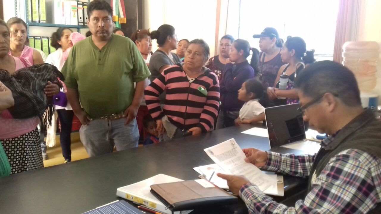 Roban equipos en par de escuelas de Santiago Miahuatlán