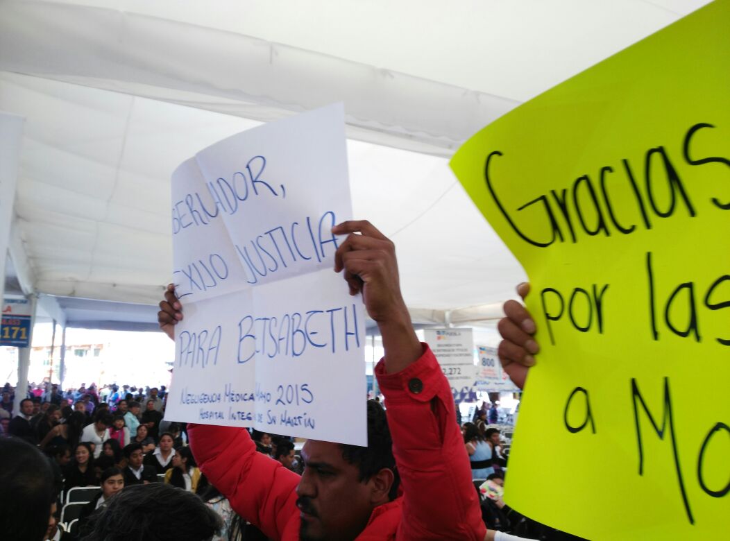 Despiden con protestas a Moreno Valle en San Martín Texmelucan