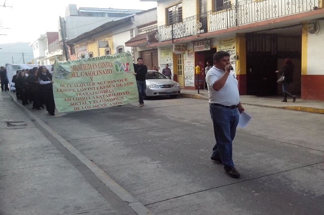 Marchan telefonistas en Teziutlán contra el gasolinazo