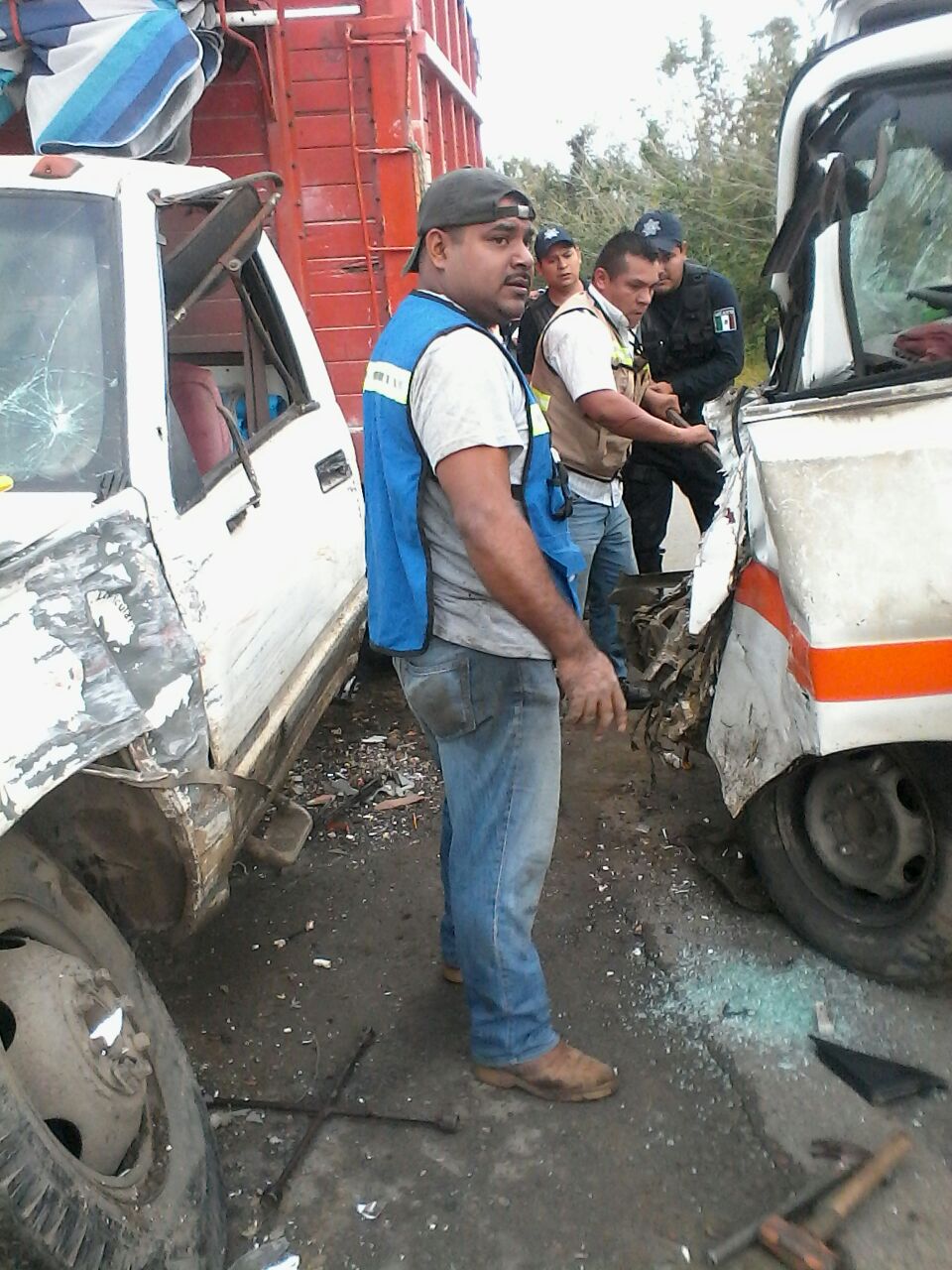 Choque entre combi y camioneta deja 8 heridos en Z. Mena