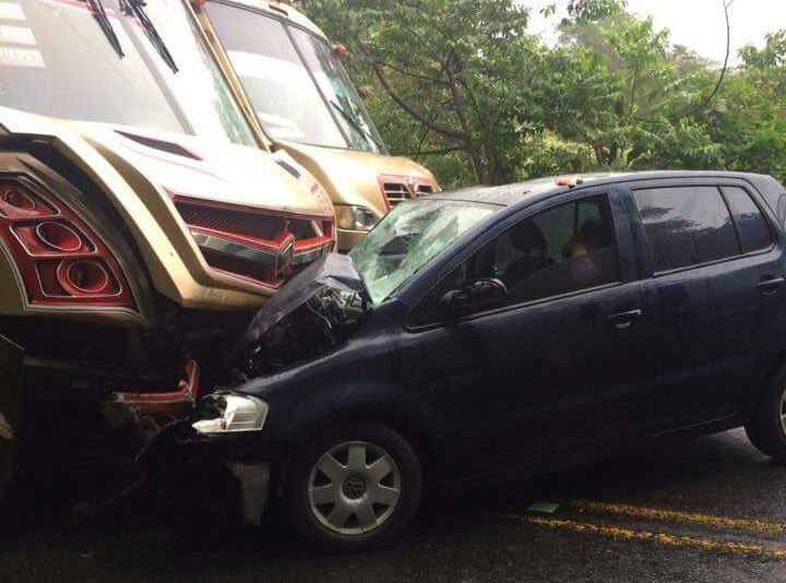  Autobús de Unión Serrana ocasiona choque con herido en Xicotepec