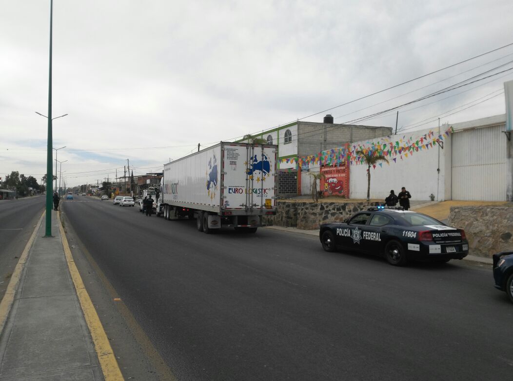 Policía rescata a chofer y recupera tráiler en Tianguismanalco