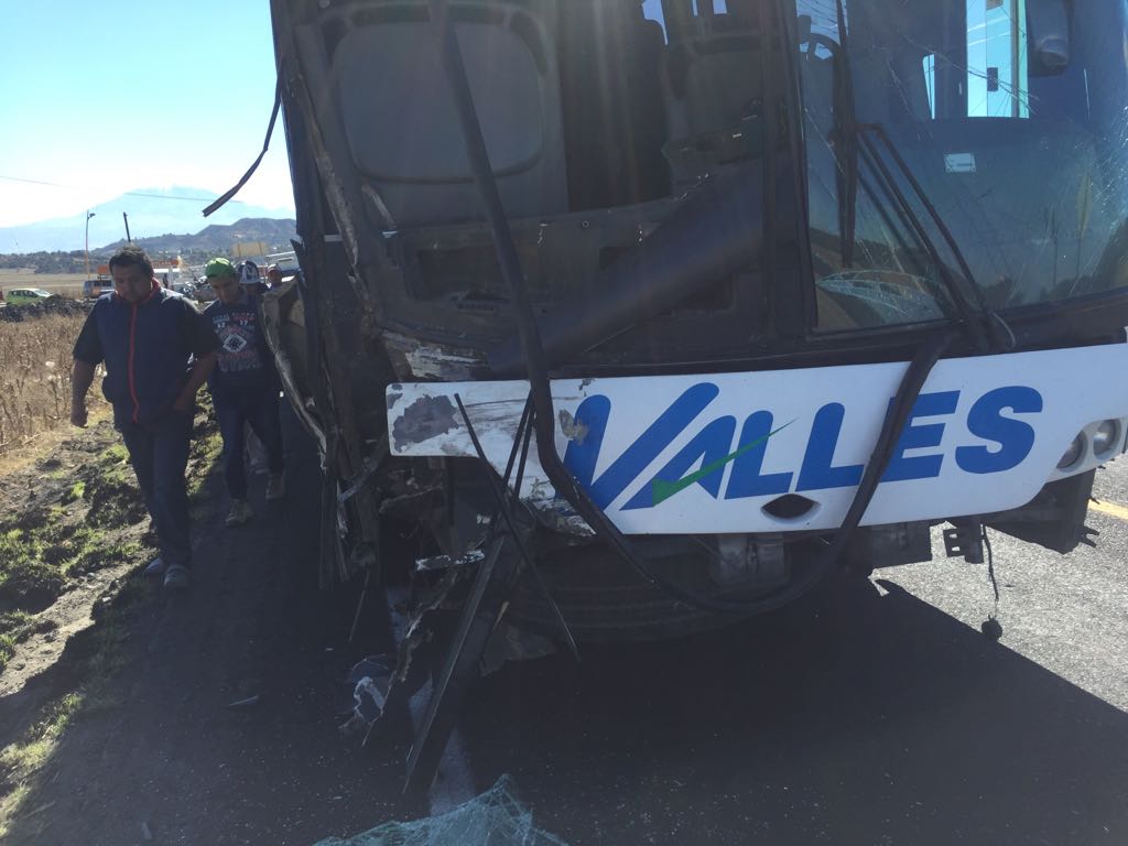 Autobús de Valles choca con camioneta y deja un muerto