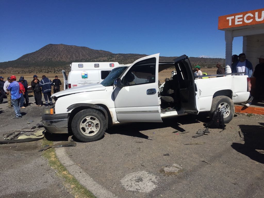 Autobús de Valles choca con camioneta y deja un muerto