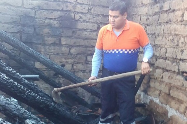 Anciano y niño son rescatados de incendio en San Matías Tlalancaleca