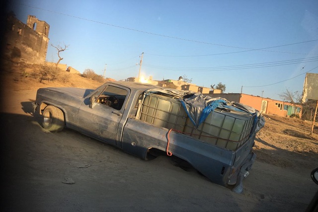 Chocan y abandonan camioneta cargada con combustible robado, en Tlalancaleca